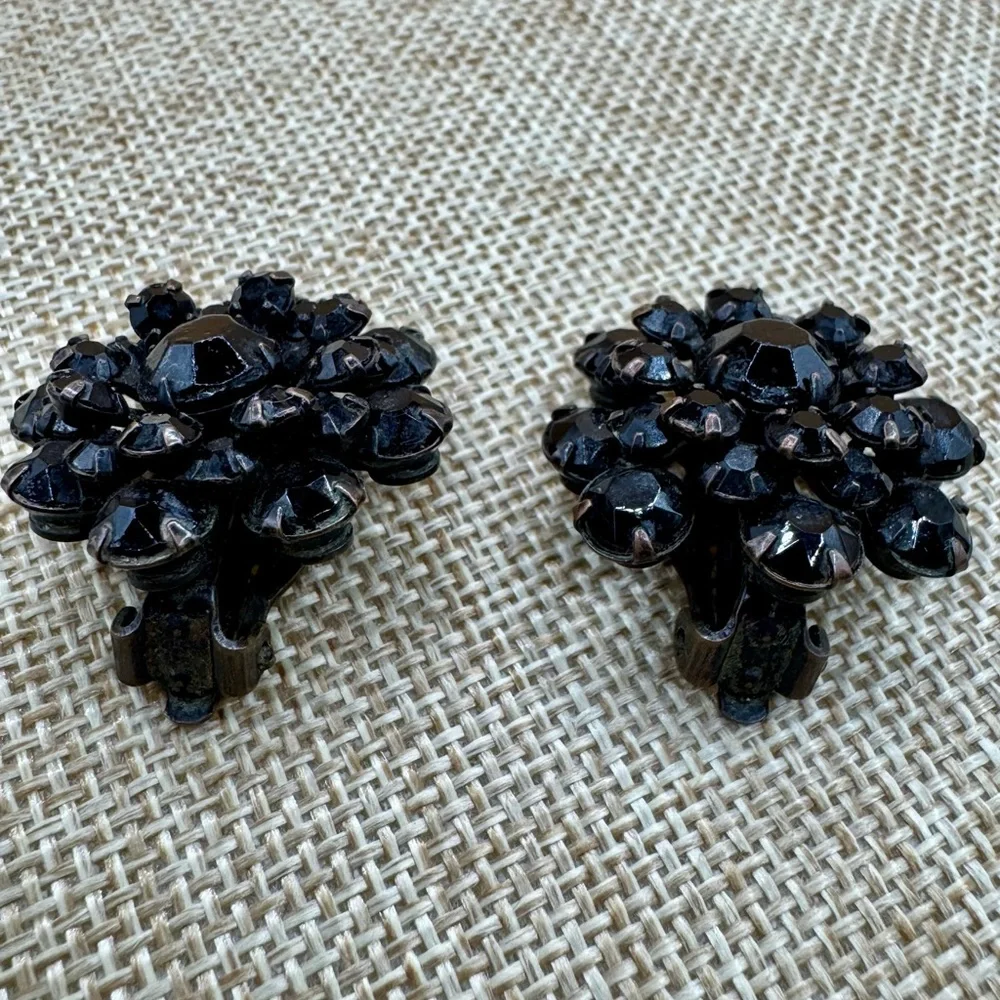 Albert Weiss Black Cluster Earrings - Picture 2 of 6